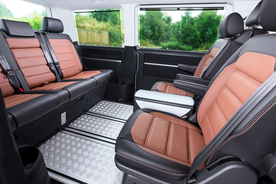 Интерьер Volkswagen Multivan PanAmericana (T6) 2016 года  (фото 8 из 23)